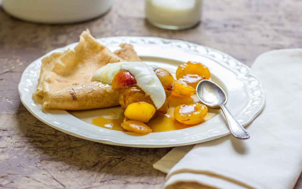 Buchweizenpfannkuchen mit Mirabellenkompott