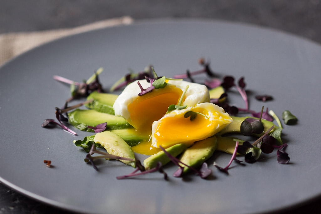 Pochierte Eier auf Avocado - Foodblog Lunch For One