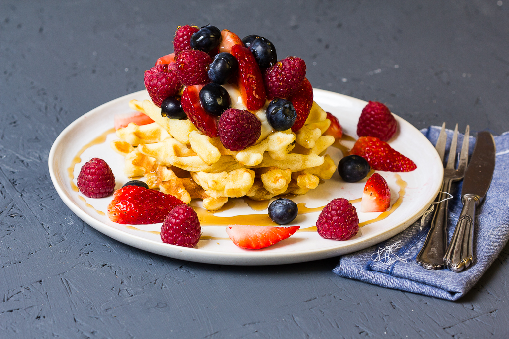 Buttermilchwaffeln mit frischen Beeren - Reiseblog Foodblog Lunch For One