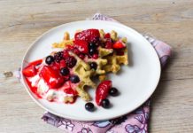 Mohnwaffeln mit Roter Grütze