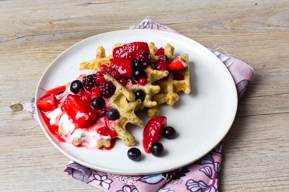 Mohnwaffeln mit Roter Grütze