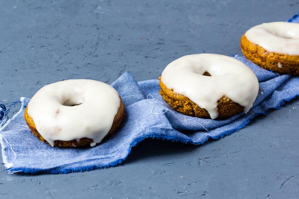 Kürbis Donuts mit Ahornsirup via lunchforone