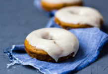 Kürbis Donuts mit Ahornsirup via lunchforone