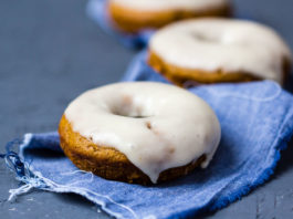 Kürbis Donuts mit Ahornsirup via lunchforone