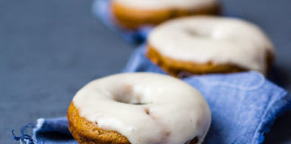 Kürbis Donuts mit Ahornsirup via lunchforone