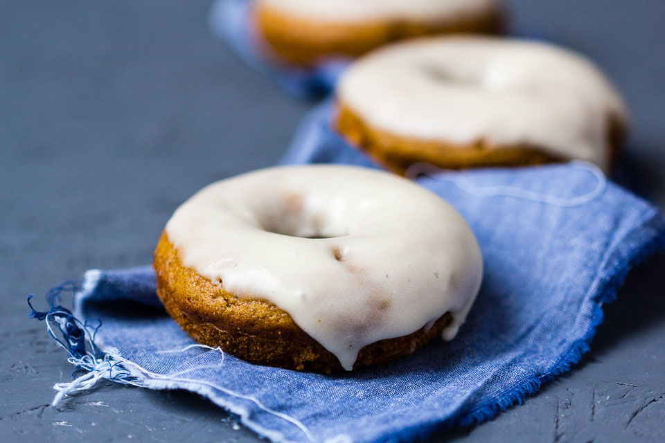 Kürbis Donuts mit Ahornsirup via lunchforone