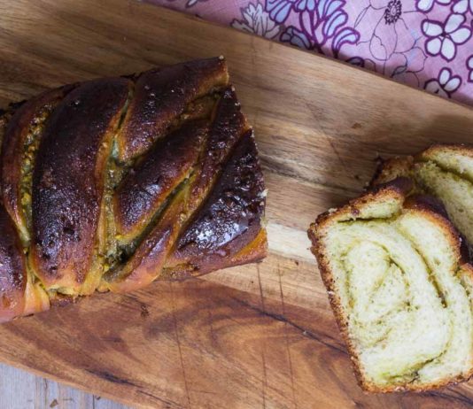 Hefezopf mit Pistazienfüllung via lunchforone