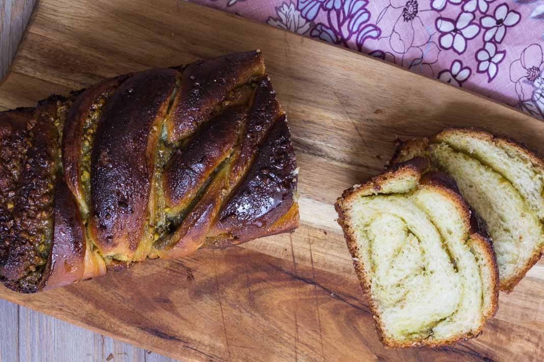 Hefezopf mit Pistazienfüllung via lunchforone