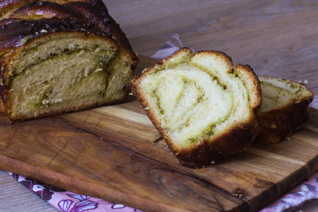 Hefezopf mit Pistazienfüllung via lunchforone